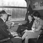 152864 Afbeelding van een gezin in een trein van de N.S.